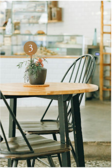 Tischchen mit zwei Stühlen in einem Café
